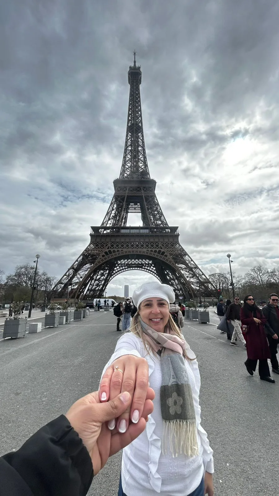 Camila em frente à Torre Eiffel durante uma viagem a Paris